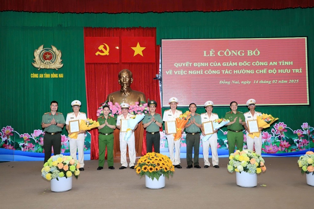  13 lãnh đạo cấp phòng Công an Đồng Nai xung phong nghỉ hưu trước tuổi: Chiều 14/2, Công an tỉnh Đồng Nai tổ chức lễ công bố các quyết định về công tác cán bộ. Theo đó, 13 lãnh đạo cấp phòng, cấp huyện tình nguyện xin nghỉ công tác trước hạn tuổi gồm: 5 trưởng phòng và 8 phó trưởng phòng, phó trưởng Công an huyện. 