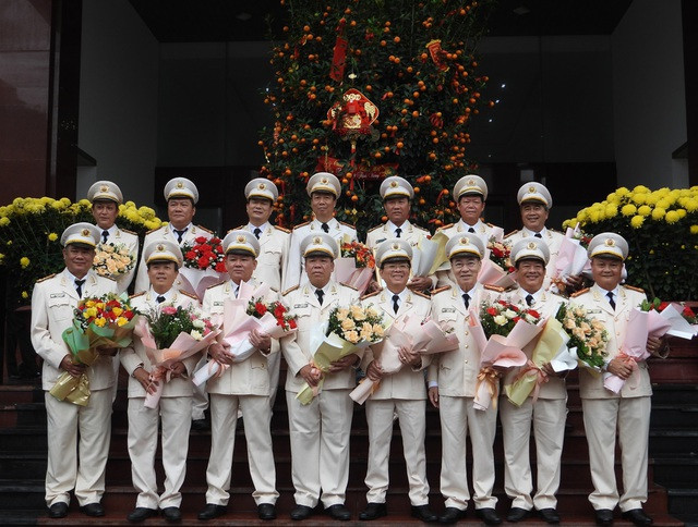  15 Trưởng phòng, Phó phòng Công an Đà Nẵng nghỉ hưu trước tuổi: Công an thành phố Đà Nẵng vừa tổ chức công bố các quyết định nghỉ hưu trước hạn tuổi phục vụ đối với 6 trưởng phòng và 9 phó trưởng phòng. Trong số các trưởng phòng gồm: Đại tá Nguyễn Đức Dũng, Trưởng phòng Tham mưu; Đại tá Nguyễn Văn Hoa, Trưởng phòng Quản lý xuất nhập cảnh; Đại tá Phan Ngọc Truyền, Trưởng phòng Cảnh sát giao thông; Thượng tá Nguyễn Bảy, Chánh Thanh tra; Thượng tá Nguyễn Nho Chinh, Trưởng phòng An ninh kinh tế; Thượng tá Nguyễn Văng Cung, Trưởng phòng Kỹ thuật hình sự. 