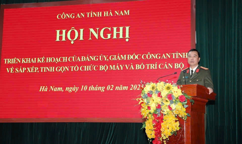  7 lãnh đạo cấp phòng Công an tỉnh Hà Nam tình nguyện xin nghỉ công tác trước hạn tuổi gồm: Đại tá Nguyễn Quốc Chiến, Trưởng phòng An ninh kinh tế; Thượng tá Trần Hồng Sơn, Trưởng phòng Cảnh sát Cơ động; Thượng tá Đỗ Anh Tuấn, Trưởng phòng Công tác Đảng và công tác chính trị; Thượng tá Lã Quốc Khánh, Phó trưởng phòng An ninh nội địa; Thượng tá Vũ Hồng Phương, Phó Trưởng phòng An ninh kinh tế; Thượng tá Trần Quốc Huy, Phó trưởng phòng Cảnh sát kinh tế; Thượng tá Hoàng Minh Tiến, Phó trưởng phòng Tham mưu. 