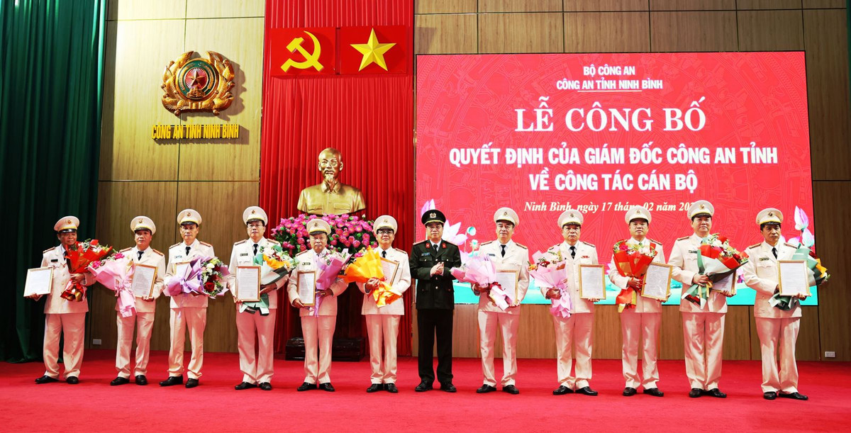  8 Trưởng phòng, Trưởng Công an huyện Công an Ninh Bình xin nghỉ hưu sớm gồm: Đại tá Đinh Văn Tuấn, Trưởng phòng Quản lý xuất nhập cảnh; Đại tá Nguyễn Văn Tứ, Trưởng phòng Cảnh sát QLHC về TTXH; Đại tá Đặng Văn Linh, Trưởng phòng Cảnh sát PCCC&amp;CNCH; Đại tá Nguyễn Đình Toán, Trưởng phòng Kỹ thuật hình sự; Đại tá Phạm Văn Hội, Trưởng Công an huyện Gia Viễn; Thượng tá Nguyễn Văn Lượng, Chánh Thanh tra Công an tỉnh; Thượng tá Phạm Trung Trực, Chánh Văn phòng Cơ quan Cảnh sát điều tra; Thượng tá Đào Ngọc Tuấn, Trưởng phòng Cảnh sát thi hành án hình sự và hỗ trợ tư pháp. 