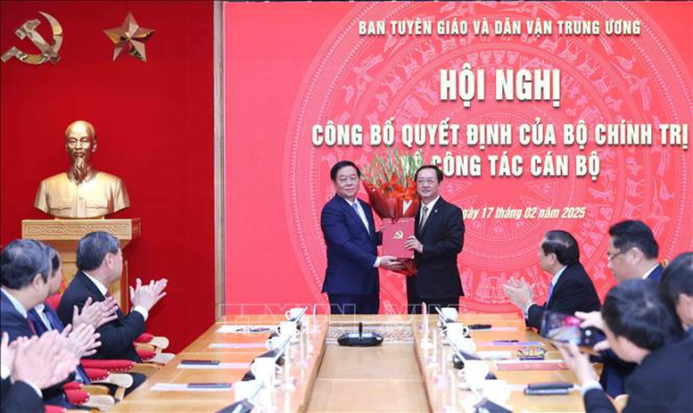 Ong Huynh Thanh Dat lam Pho ban Tuyen giao va Dan van Trung uong
