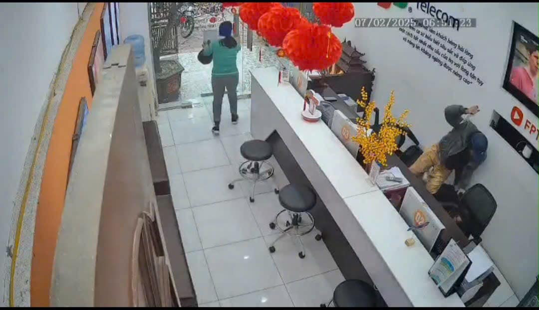 Nguyên nhân người đàn ông cầm dao dọa nữ nhân viên cửa hàng FPT Nguyen nhan nguoi dan ong cam dao doa nu nhan vien cua hang FPT