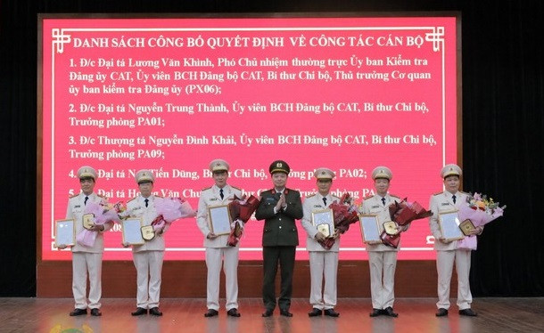 Dai ta cong an doc tho khi nhan quyet dinh nghi huu truoc tuoi