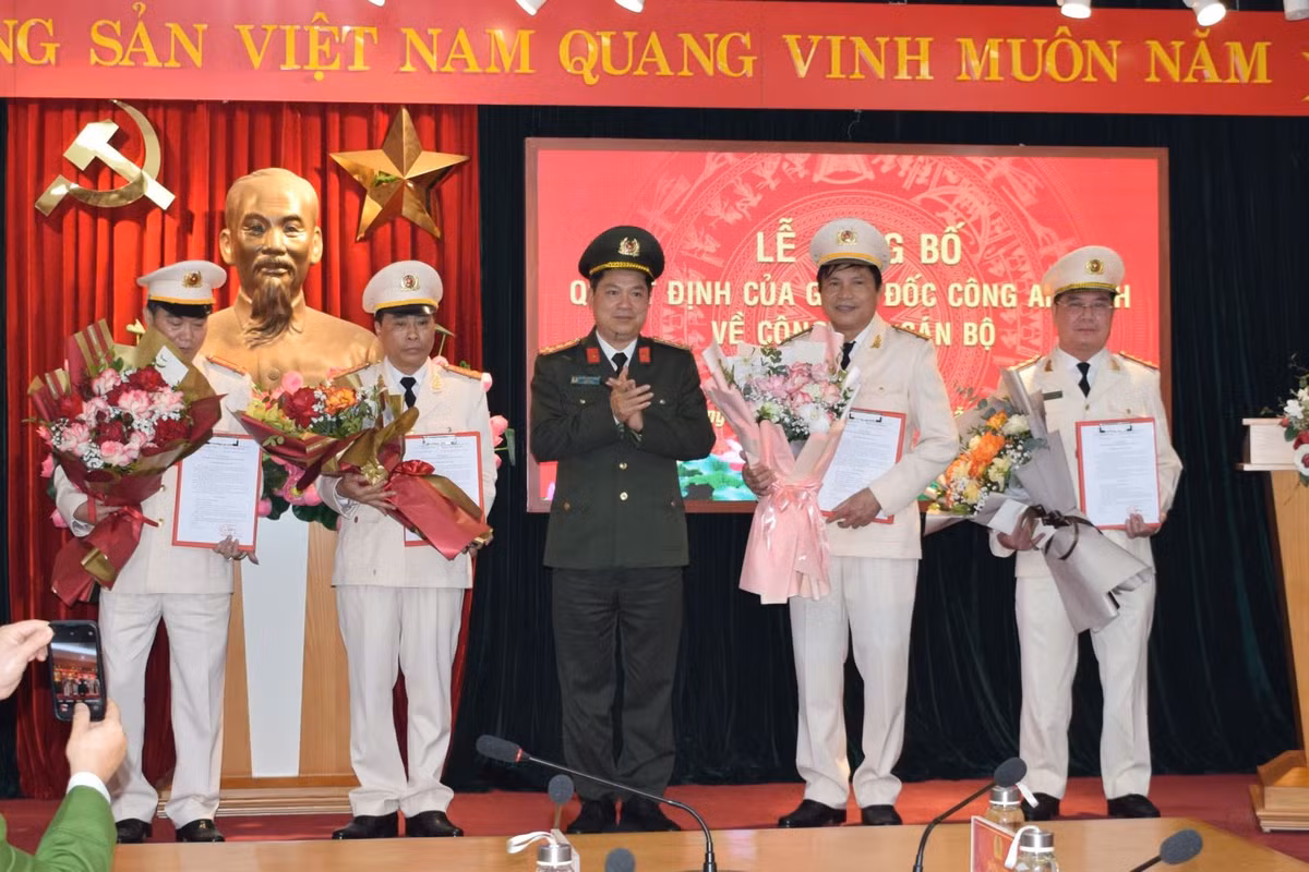  10 Trưởng phòng, Trưởng Công an huyện Công an tỉnh Hưng Yên xin nghỉ hưu trước tuổi: Ngày 17/2, Công an tỉnh Hưng Yên tổ chức lễ công bố quyết định của Giám đốc Công an tỉnh cho 4 cán bộ tự nguyện xin nghỉ hưu trước tuổi để sắp xếp bộ máy gồm: Đại tá Nguyễn Quang Trung, Chánh Thanh tra Công an tỉnh; Đại tá Nguyễn Văn Học, Trưởng phòng Kỹ thuật Hình sự; Đại tá Nguyễn Văn Đường, Trưởng phòng Cảnh sát cơ động; Thượng tá Đỗ Văn Tiến, Giám thị Trại tạm giam. Trước đó, Công an tỉnh Hưng Yên có 6 trưởng phòng, trưởng Công an cấp huyện xin nghỉ công tác hưởng chế độ hưu trí trước hạn tuổi.
