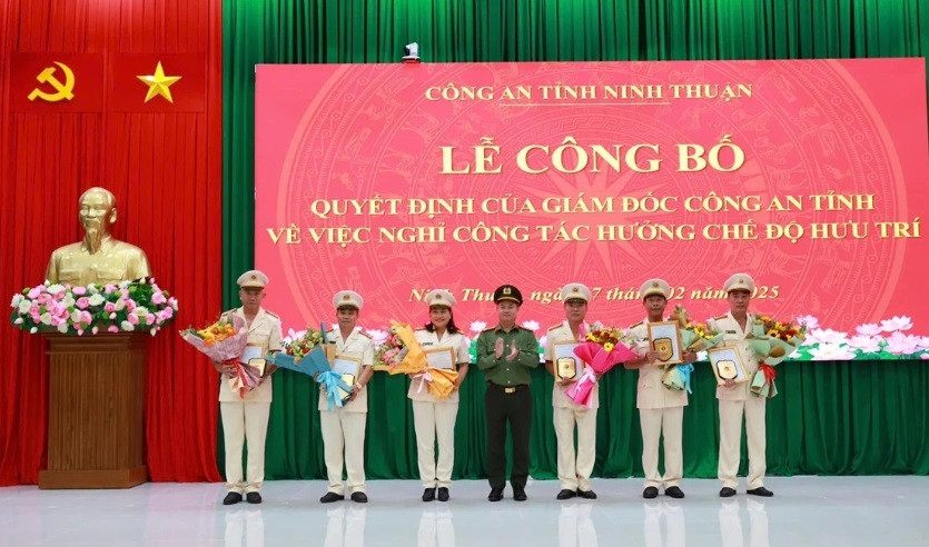  11 cán bộ Công an tỉnh Ninh Thuận xin nghỉ hưu trước tuổi: Ngày 17/2, Công an tỉnh Ninh Thuận tổ chức lễ công bố quyết định đối với 11 lãnh đạo cấp phòng có đơn xin nghỉ hưu trước hạn tuổi phục vụ. Trong đó, 6 trưởng phòng gồm: Đại tá Nguyễn Đăng Thuấn, Trưởng phòng PA06; Đại tá Lê Mai, Trưởng phòng PX03; Thượng tá Nguyễn Văn Thạnh, Chánh Văn phòng PC01; Thượng tá Nguyễn Văn Quyết, Trưởng phòng PC10; Thượng tá Mai Thị Hồng Tiến, Trưởng phòng PV06 và Thượng tá Lê Văn Sang, Chánh Thanh tra PX05. 