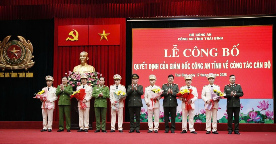  6 lãnh đạo cấp phòng Công an tỉnh Thái Bình xin nghỉ hưu trước tuổi: Ngày 17/2, Công an tỉnh Thái Bình tổ chức Lễ công bố các Quyết định đối với 6 lãnh đạo các phòng nghỉ công tác trước hạn tuổi từ ngày 1/3 gồm: Đại tá Lê Hồng Chương, Trưởng phòng An ninh kinh tế; Thượng tá Nguyễn Văn Canh, Trưởng phòng hồ sơ; Thượng tá Nguyễn Ngọc Quýnh, Trưởng phòng Cảnh sát điều tra tội phạm về ma túy; Thượng tá Lê Đức Cường, Trưởng phòng Cảnh sát giao thông; Thượng tá Nguyễn Thanh Tùng, Giám thị Trại Tạm giam và Thượng tá Lại Kim Đô, Phó Giám thị Trại Tạm giam. 