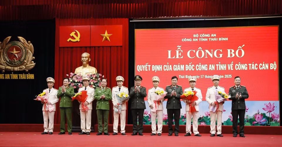  6 lãnh đạo cấp phòng Công an tỉnh Thái Bình xin nghỉ hưu trước tuổi: Ngày 17/2, Công an tỉnh Thái Bình tổ chức Lễ công bố các Quyết định đối với 6 lãnh đạo các phòng nghỉ công tác trước hạn tuổi từ ngày 1/3 gồm: Đại tá Lê Hồng Chương, Trưởng phòng An ninh kinh tế; Thượng tá Nguyễn Văn Canh, Trưởng phòng hồ sơ; Thượng tá Nguyễn Ngọc Quýnh, Trưởng phòng Cảnh sát điều tra tội phạm về ma túy; Thượng tá Lê Đức Cường, Trưởng phòng Cảnh sát giao thông; Thượng tá Nguyễn Thanh Tùng, Giám thị Trại Tạm giam và Thượng tá Lại Kim Đô, Phó Giám thị Trại Tạm giam. 