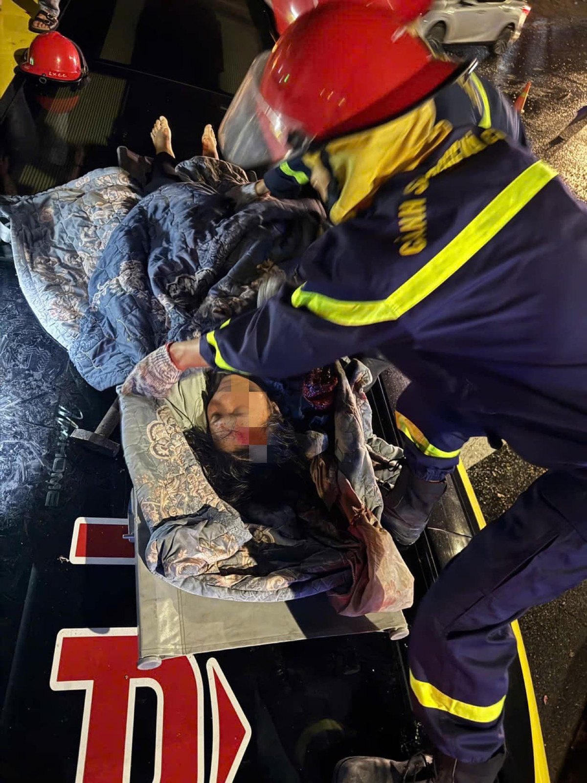 Một nữ nạn nhân khác được cảnh sát cứu hộ đưa ra ngoài xe. (Ảnh: Công an tỉnh Phú Yên)