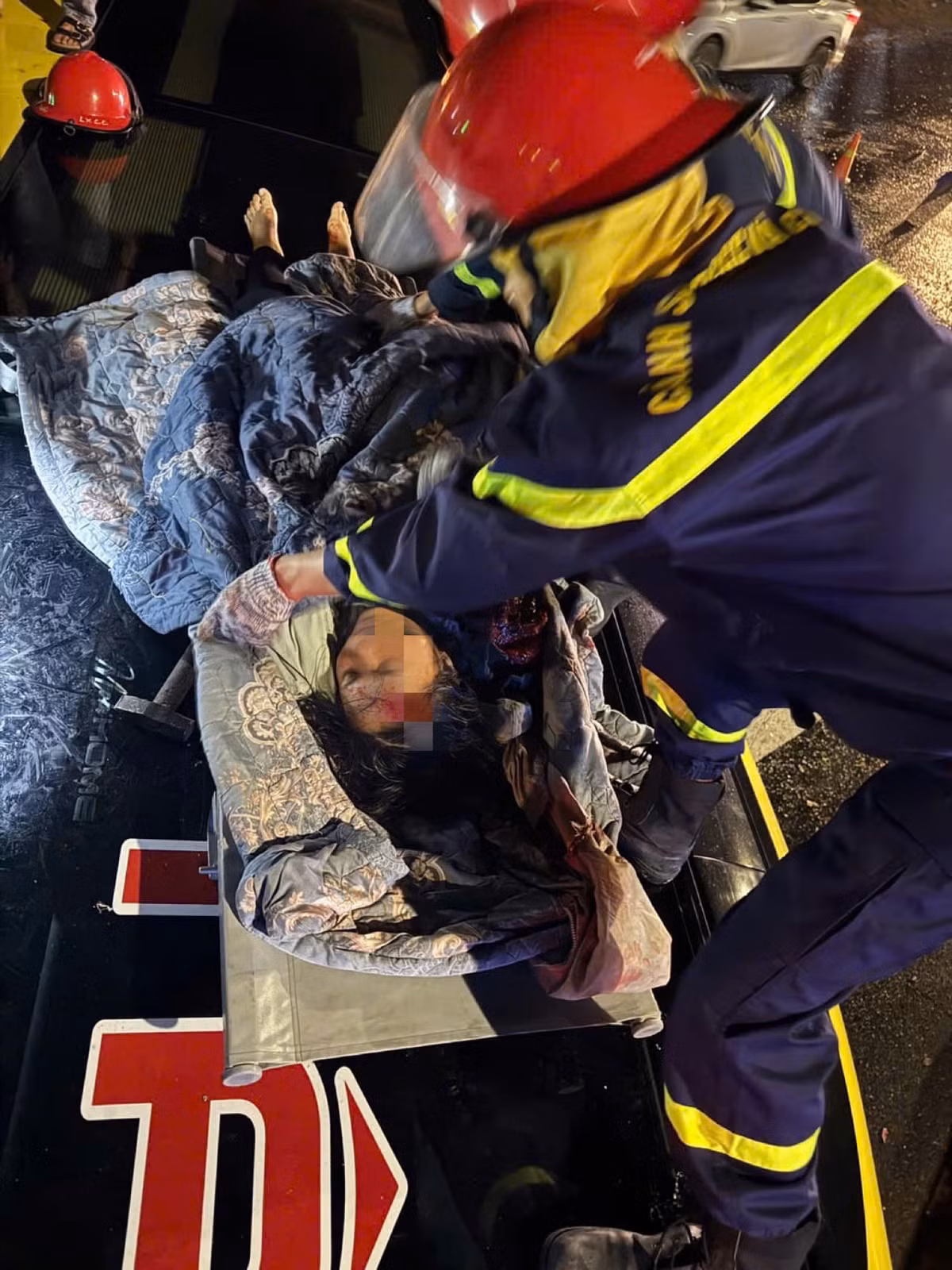 Một nữ nạn nhân khác được cảnh sát cứu hộ đưa ra ngoài xe. (Ảnh: Công an tỉnh Phú Yên)