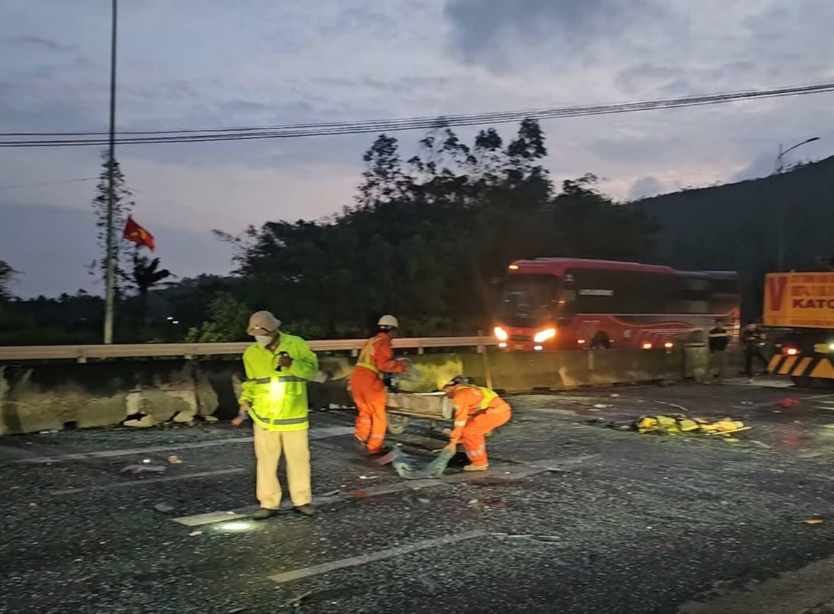 Đến khoảng 3h30 cùng ngày, lực lượng cứu nạn, cứu hộ đã tạo lối thoát trực tiếp cứu sống 5 nạn nhân bị mắc kẹt, hướng dẫn 8 hành khách và đưa 3 thi thể nạn nhân ra ngoài bàn giao cho lực lượng y tế và các cơ quan chức năng địa phương giải quyết. (Ảnh: Công an tỉnh Phú Yên). (Ảnh: Công an tỉnh Phú Yên)