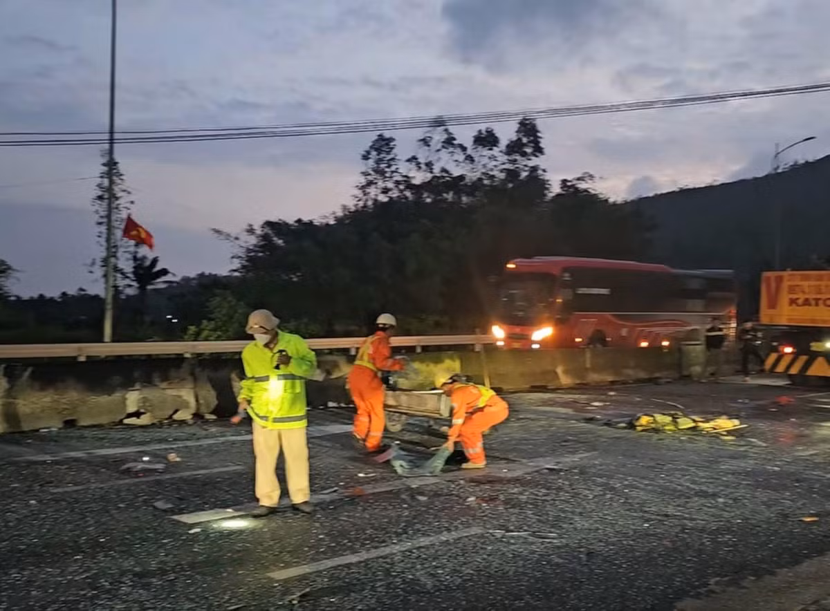 Đến khoảng 3h30 cùng ngày, lực lượng cứu nạn, cứu hộ đã tạo lối thoát trực tiếp cứu sống 5 nạn nhân bị mắc kẹt, hướng dẫn 8 hành khách và đưa 3 thi thể nạn nhân ra ngoài bàn giao cho lực lượng y tế và các cơ quan chức năng địa phương giải quyết. (Ảnh: Công an tỉnh Phú Yên). (Ảnh: Công an tỉnh Phú Yên)