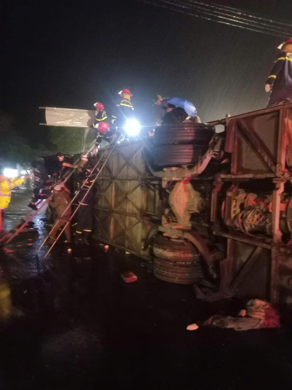 Hình ảnh cảnh sát cứu hộ các hành khách mắc kẹt. (Ảnh: Công an tỉnh Phú Yên)