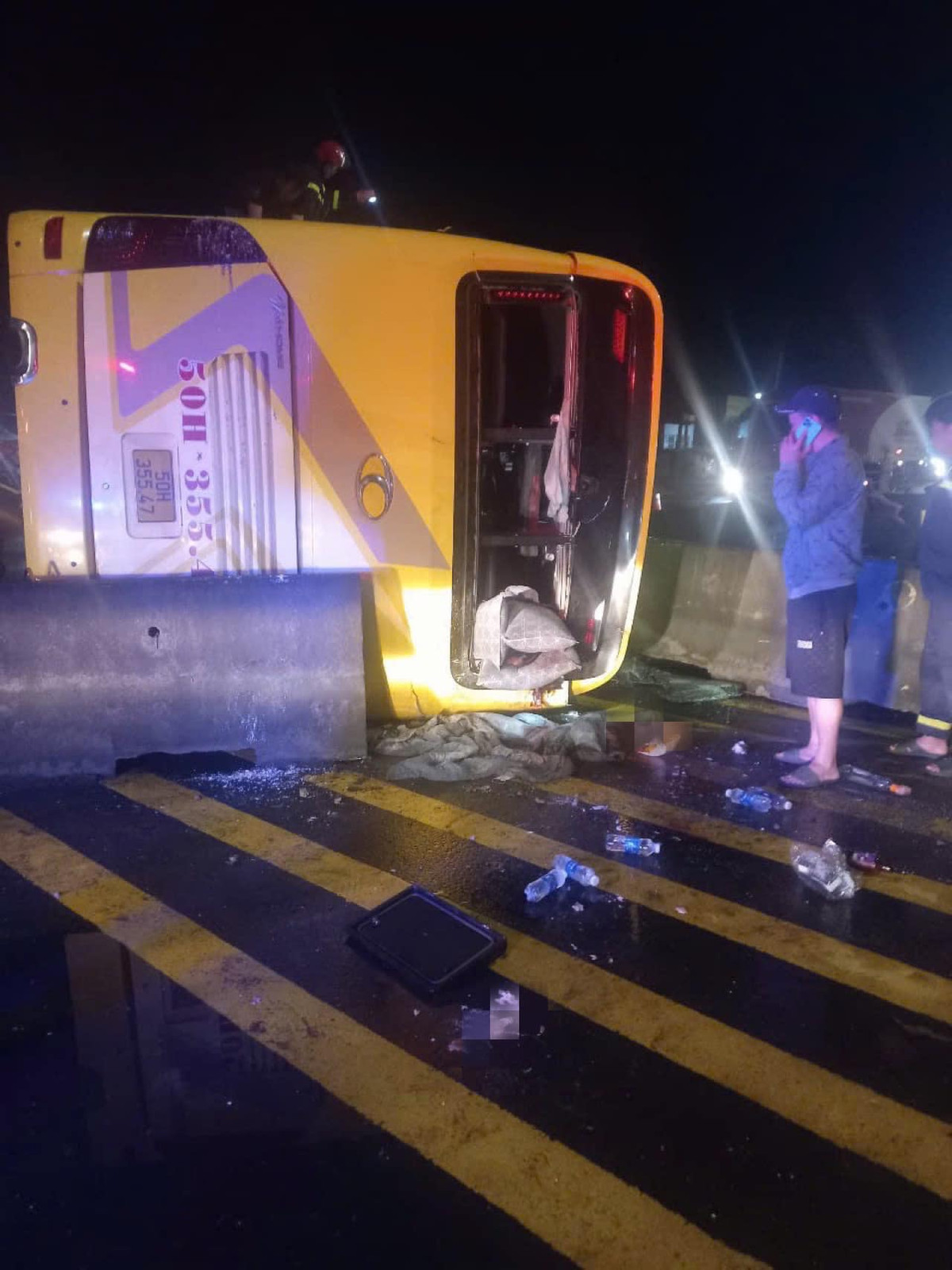 Đại diện Sở GTVT tỉnh Phú Yên cho biết, nguyên nhân vụ tai nạn đang được điều tra làm rõ. Tuy nhiên theo ghi nhận ban đầu, tài xế đi đến khu vực đèo Nại với tốc độ cao, sau khi va chạm vào biển báo “Đèo Nại” thì tiếp tục tông vào dải phân cách phía trước, xe lật nhào. 