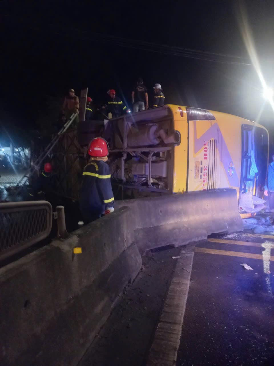 Lực lượng Công an cũng đã phối hợp tổ chức khám nghiệm hiện trường vụ tai nạn. Đến 7h sáng ngày 8/2, Cảnh sát giao thông Công an tỉnh Phú Yên đã xử lý xong hiện trường và điều tiết giao thông thông suốt tại vị trí xảy ra vụ lật xe khách, tiến hành kiểm tra nồng độ cồn, ma túy của tài xế và tiếp tục điều tra, làm rõ nguyên nhân của vụ TNGT đặc biệt nghiêm trọng này. (Ảnh: Công an tỉnh Phú Yên)