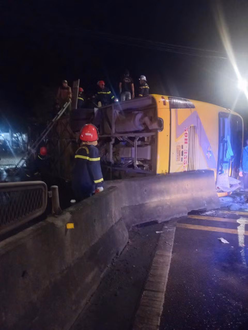 Lực lượng Công an cũng đã phối hợp tổ chức khám nghiệm hiện trường vụ tai nạn. Đến 7h sáng ngày 8/2, Cảnh sát giao thông Công an tỉnh Phú Yên đã xử lý xong hiện trường và điều tiết giao thông thông suốt tại vị trí xảy ra vụ lật xe khách, tiến hành kiểm tra nồng độ cồn, ma túy của tài xế và tiếp tục điều tra, làm rõ nguyên nhân của vụ TNGT đặc biệt nghiêm trọng này. (Ảnh: Công an tỉnh Phú Yên)