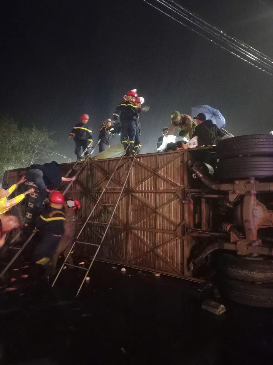 Cảnh sát cứu hộ đưa các nạn nhân ra khỏi xe. (Ảnh: Công an tỉnh Phú Yên)