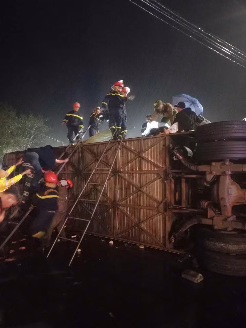 Cảnh sát cứu hộ đưa các nạn nhân ra khỏi xe. (Ảnh: Công an tỉnh Phú Yên)