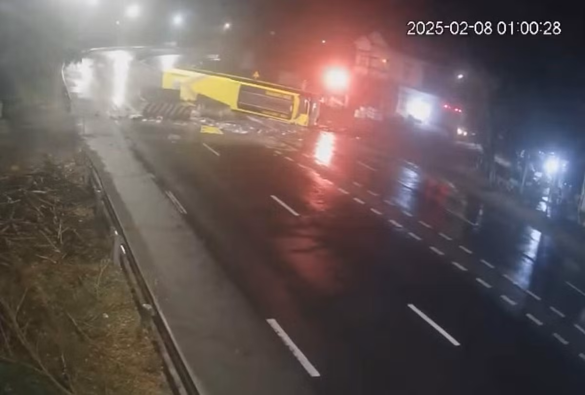 Cơ quan chức năng xác định, ô tô khách bị nạn là của Công ty TNHH MTV CTTC NHSG Thương Tín, có trụ sở quận 3, TP.HCM. Chiếc ô tô này được Công ty TNHT Tân Kim Chi, trụ sở ở phường Hòa Minh, quận Liên Chiểu, TP Đà Nẵng, thuê lại từ ngày 3/1 đến 3/7. Ô tô có 24 chỗ nằm, năm sản xuất 2023, được đăng ký lần đầu vào ngày 25/12/2023. Thời hạn kiểm định đến ngày 25/12/2025. Test nhanh ma túy, đo nồng độ cồn đối với tài xế Phạm Quốc Huy, cho kết quả âm tính. 