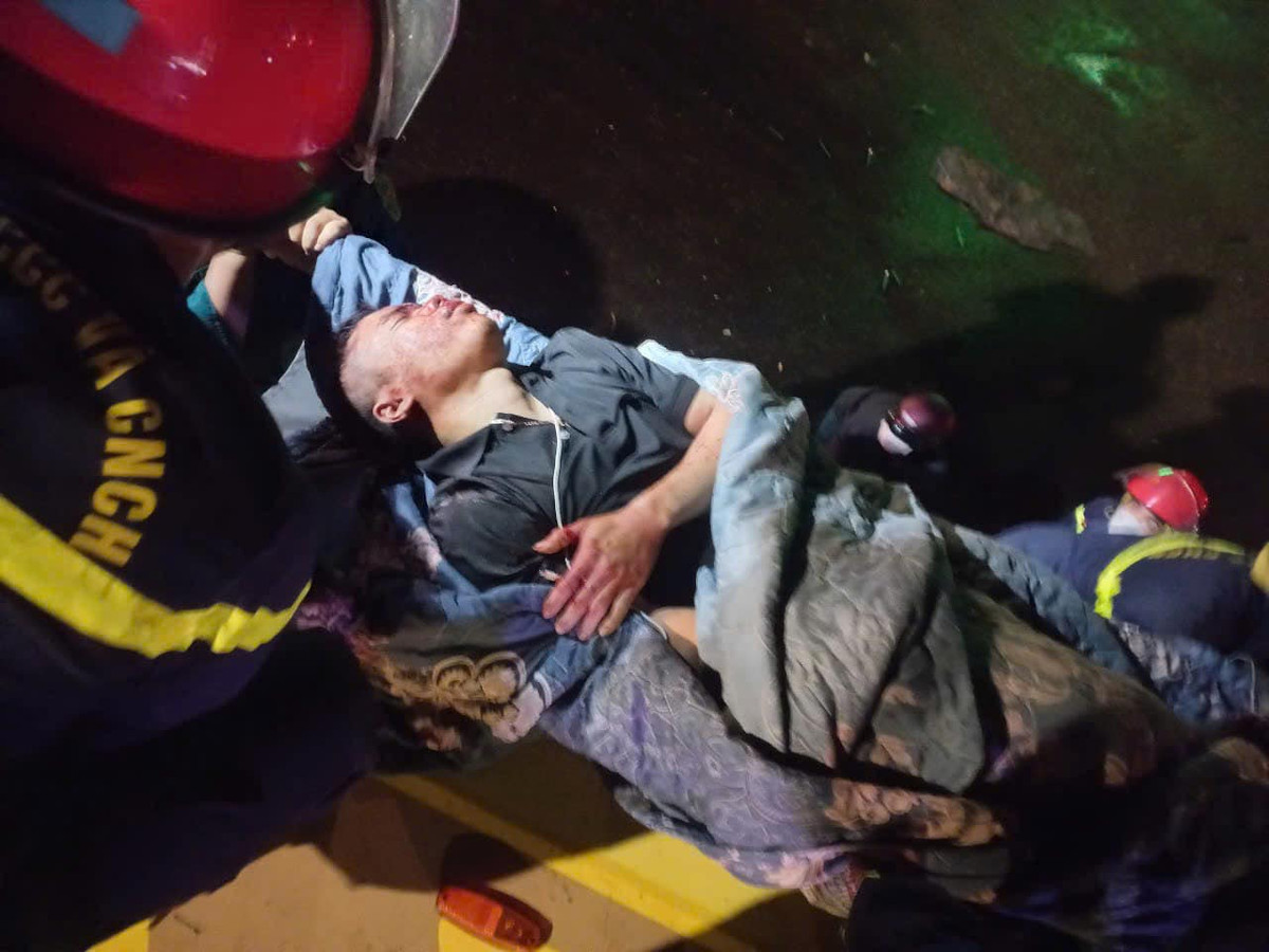 Một nạn nhân sau khi được đưa ra khỏi xe tai nạn. (Ảnh: Công an tỉnh Phú Yên)