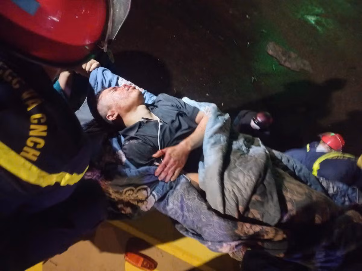 Một nạn nhân sau khi được đưa ra khỏi xe tai nạn. (Ảnh: Công an tỉnh Phú Yên)