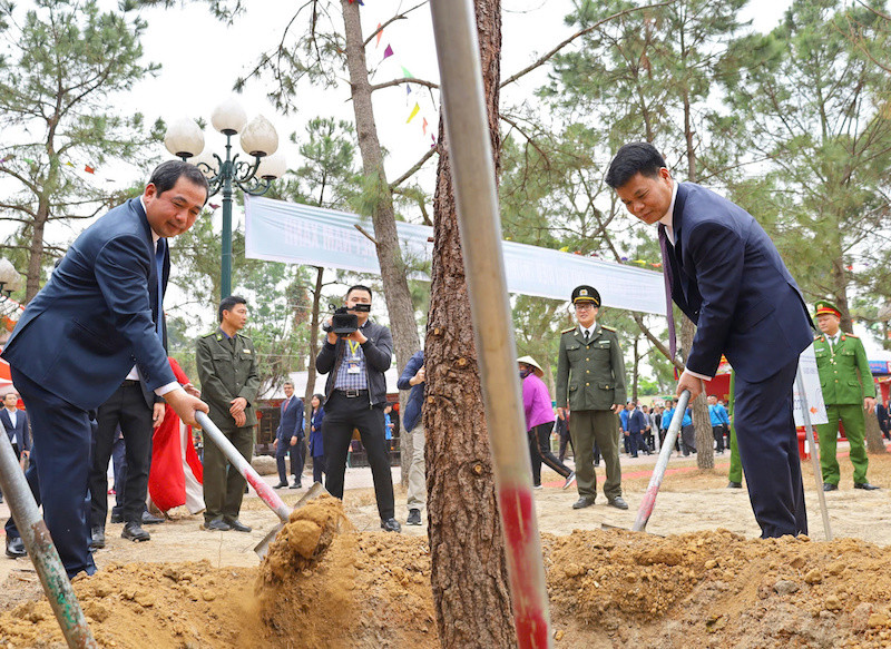 Bí thư Hải Dương khởi trống khai hội mùa xuân Côn Sơn - Kiếp Bạc - Hình 6 Bi thu Hai Duong khoi trong khai hoi mua xuan Con Son - Kiep Bac-Hinh-6