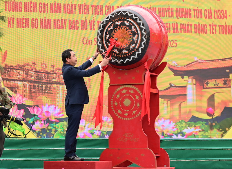 Bí thư Hải Dương khởi trống khai hội mùa xuân Côn Sơn - Kiếp Bạc Bi thu Hai Duong khoi trong khai hoi mua xuan Con Son - Kiep Bac