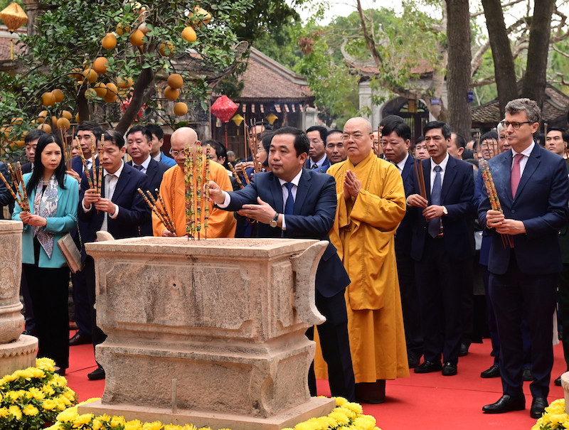 Bí thư Hải Dương khởi trống khai hội mùa xuân Côn Sơn - Kiếp Bạc - Hình 5 Bi thu Hai Duong khoi trong khai hoi mua xuan Con Son - Kiep Bac-Hinh-5
