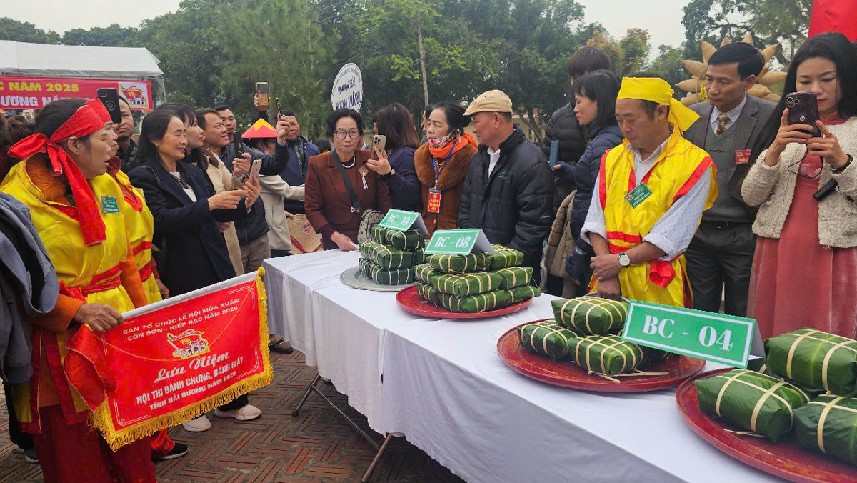 Ban Giám khảo chấm ngoại hình bánh chưng do các nghệ nhân gói trước khi đem đi luộc