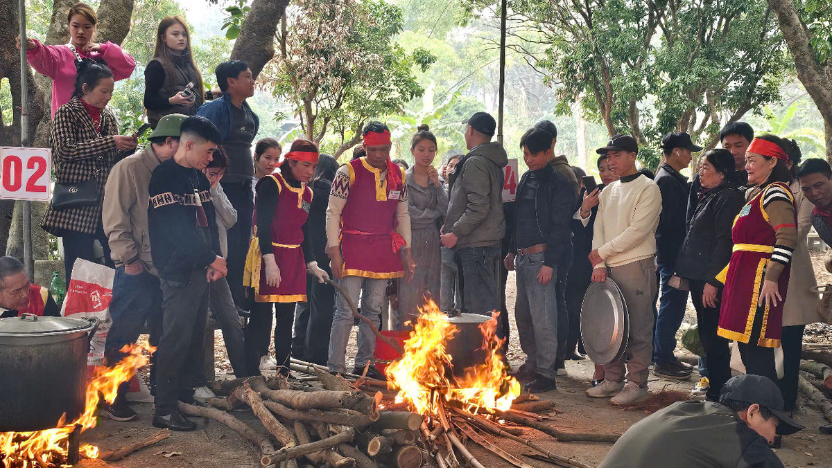 Các đội nhóm lửa, đặt bếp để luộc bánh chưng ngay tại sân chùa Côn Sơn