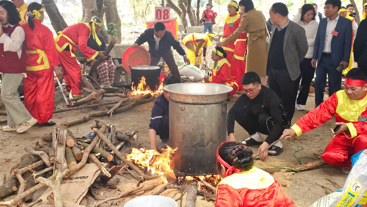 Phần thi thu hút nhiều sự quan tâm của người dân du khách.