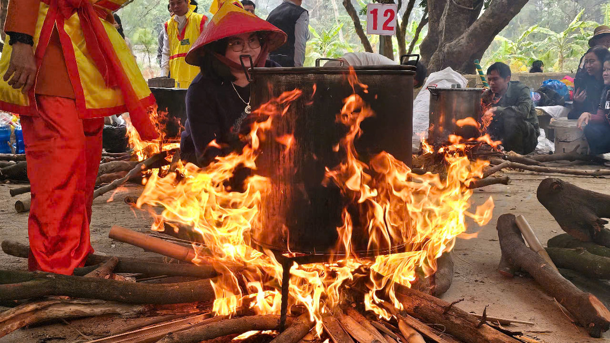 Ngọn lửa từ củi bùng lên vây quanh nồi bánh chưng.