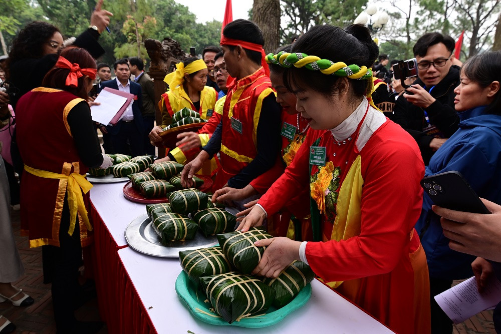 Chưa đầy 15 phút, các đội thi đã hoàn thành 10 chiếc bánh.