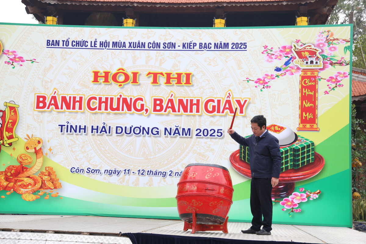 Ông Nguyễn Thành Trung, Giám đốc Sở Văn hoá, Thể thao và Du lịch Hải Dương, Phó Trưởng Ban Thường trực Ban tổ chức Lễ hội mùa xuân Côn Sơn - Kiếp Bạc năm 2025 đánh trống khai mạc hội thi.