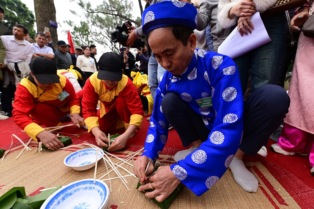 Một nghệ nhân trổ tài gói bánh chưng.