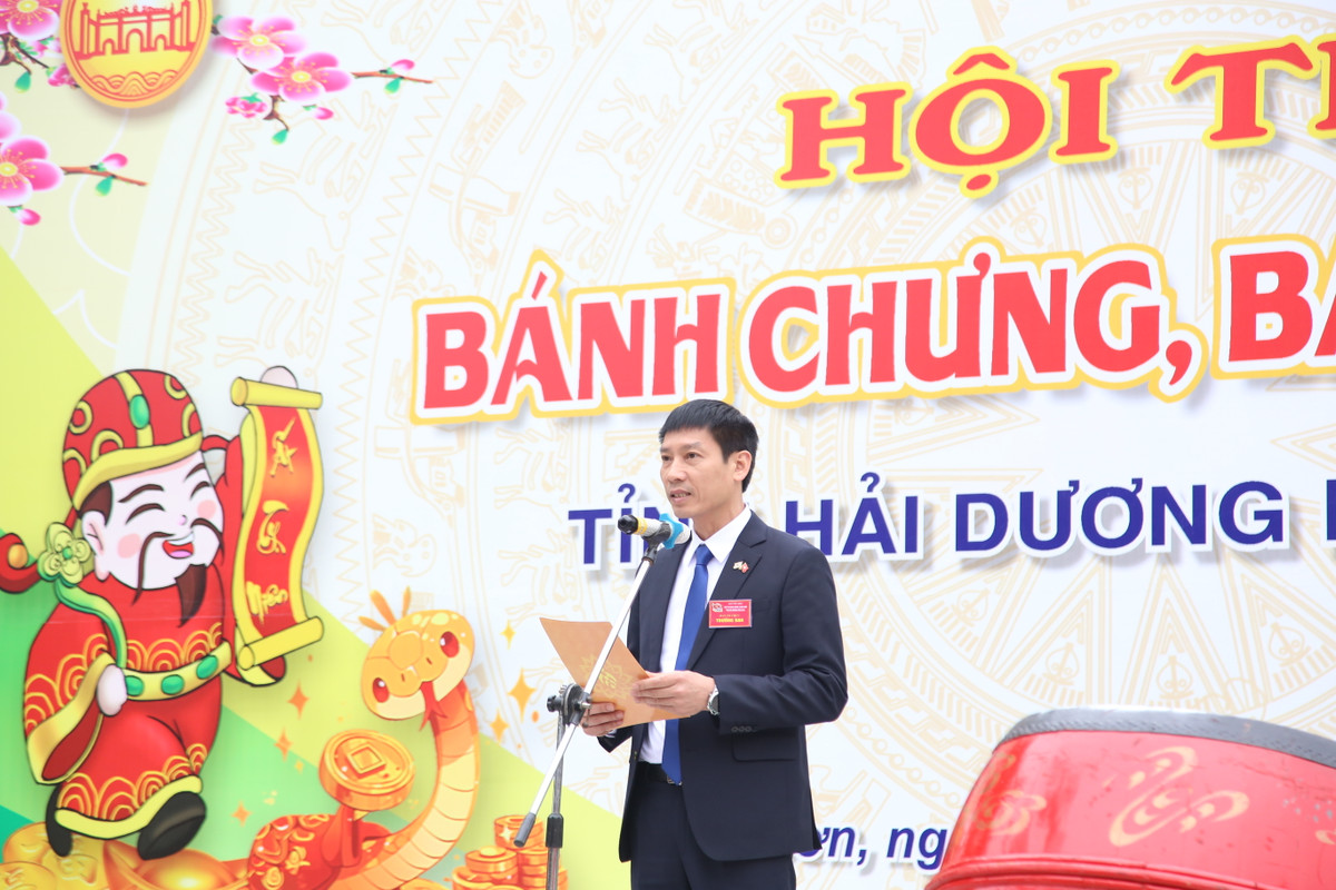 Tham gia Hội thi năm nay có hơn 100 nghệ nhân của 12 đội đến từ 12 huyện, thị xã, thành phố trên địa bàn tỉnh Hải Dương. Trong đó 12 đội dự thi gói bánh chưng và 6 đội tham dự thi giã bánh giầy. Ảnh: Ông Nguyễn Trường Thắng, Phó Giám đốc Sở VHTTDL, Trưởng BTC Hội thi phát biểu khai mạc Hội thi.