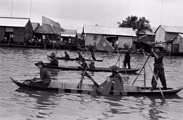 Đơn vị nữ pháo binh tiến vào giải phóng thị xã Cà Mau.