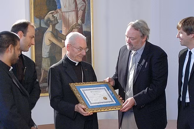 Năm 2007, Vatican quyết định trở thành quốc gia không carbon đầu tiên. Họ trung hòa lượng carbon thải ra bằng cách trồng một khu rừng ở Hungary.