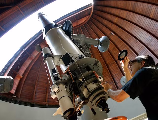 Vatican công nhận trên lý thuyết sự sống ngoài trái đất có thể tồn tại và thậm chí đã ra một tuyên bố chính thức. Điều này được cha Jose Funes, trưởng đài thiên văn quốc gia, công bố vào năm 2006. Tuy nhiên, họ cũng cho biết, dù đó có là dạng sống gì thì cũng được Chúa trời tạo ra.