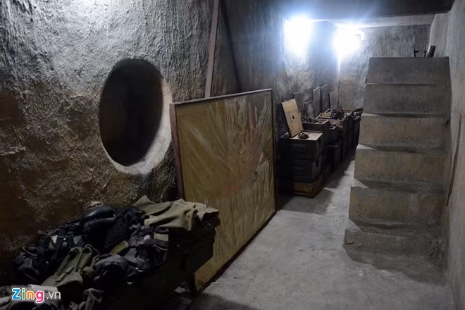 Hầm dài hơn 8 m, ngang gần 2 m, cao 2,5 m, được trát xi măng dày để chống thấm. Tường hầm có 4 khung tròn nối với ống thoát nước, kích thước vừa chui để thoát hiểm, có lỗ thông hơi.