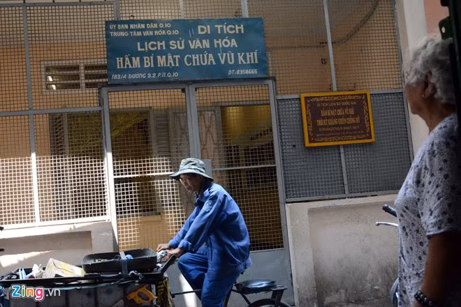 Ông Năm Lai bị đày ra Côn Đảo, căn nhà rơi vào tay địch nhưng bí mật về hầm vũ khí vẫn được giữ cho đến sau ngày giải phóng. Khi căn nhà được thu hồi để trả về cho chủ cũ đến 16/11/1988 nó được công nhận là di tích lịch sử - văn hóa cấp quốc gia. Trong ảnh: Di ảnh ông Trần Văn Lai và nhiều kỷ vật được trưng bày tại đây.