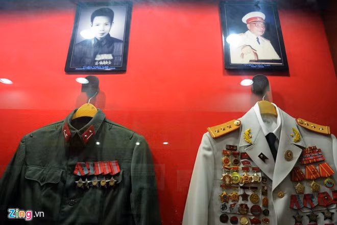 Ông Năm Lai bị đày ra Côn Đảo, căn nhà rơi vào tay địch nhưng bí mật về hầm vũ khí vẫn được giữ cho đến sau ngày giải phóng. Khi căn nhà được thu hồi để trả về cho chủ cũ đến 16/11/1988 nó được công nhận là di tích lịch sử - văn hóa cấp quốc gia. Trong ảnh: Di ảnh ông Trần Văn Lai và nhiều kỷ vật được trưng bày tại đây.