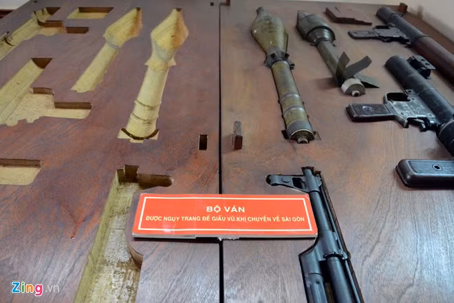 Nhằm qua mắt địch, đơn vị đã làm những bộ ván bóng lưỡng rỗng ruột, sọt trái cây, cuộn cà tăng (loại cót dùng làm vách)... để che giấu vũ khí. Trong ảnh: Bộ ván bóng lưỡng rỗng ruột đục hình các loại vũ khí được đóng ghép để che mắt địch.