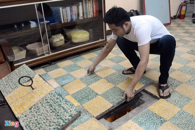 Do công tác tuyệt mật nên ông phải đưa cả gia đình về quê một thời gian. Khi còn lại một mình, ông bí mật đào hầm vào ban đêm. Sau 25 đêm miệt mài đào, tháng 5/1965, hầm được hoàn thành. Trong ảnh: Nắp hầm được tạo bởi 6 miếng gạch khớp nhau đậy khít miệng hầm có kích thước 0,4 x 0,6 m, vừa một người chui.