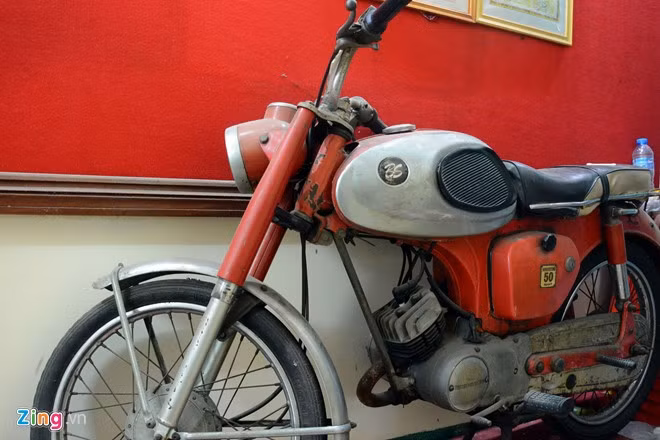 Trước sự phản công quyết liệt của địch, các chiến sĩ đội 5 rút về tòa nhà số 56, đường Thủ Khoa Huân và dũng cảm chiến đấu đến viên đạn cuối cùng. Sau khi 7 chiến sĩ sống sót bị bắt, địch ráo riết bắn phá căn nhà vì nghi đây là nơi trú ngụ của đội Biệt động. Trong ảnh: Xe gắn máy đội 5 Biệt động sử dụng trong trận tấn công Dinh Độc Lập được trưng bày trong căn nhà.