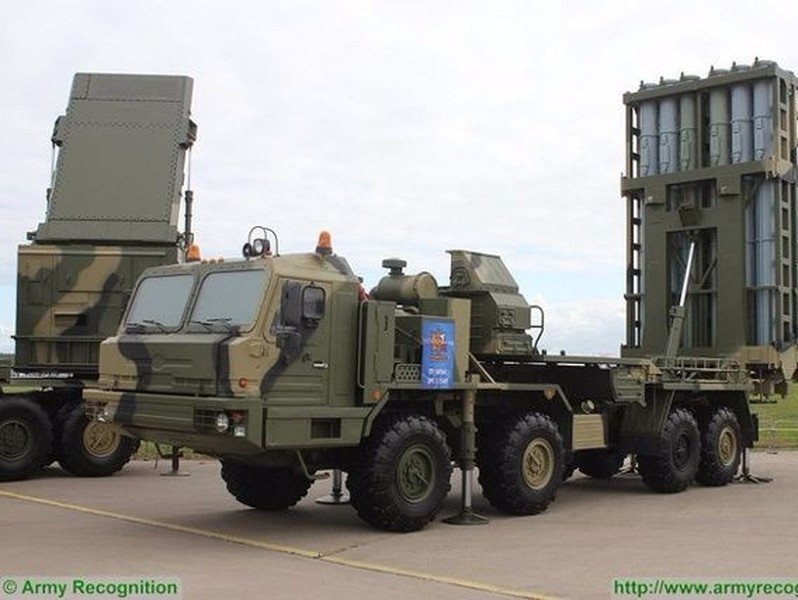 "Sau đó khi mục tiêu đi vào khu vực bị ảnh hưởng, tổ hợp sẽ khai hỏa tên lửa. Một người sẽ kiểm soát quá trình này trong trường hợp có sự cố trong hệ thống nhận dạng", chuyên gia Knotov nói thêm.