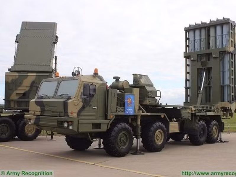 "Sau đó khi mục tiêu đi vào khu vực bị ảnh hưởng, tổ hợp sẽ khai hỏa tên lửa. Một người sẽ kiểm soát quá trình này trong trường hợp có sự cố trong hệ thống nhận dạng", chuyên gia Knotov nói thêm.