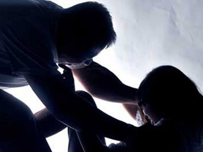  6. Ép người yêu cũ cho quan hệ rồi tống tiền: Ngày 1/8/2019, Viện KSND thị xã Gia Nghĩa (Đắk Nông) đã phê chuẩn khởi tố bị can và bắt tạm giam Nguyễn Công T. (SN 1954, trú tại P. Nghĩa Trung, TX. Gia Nghĩa) về hành vi “Cưỡng đoạt tài sản”. Từ tháng 7/2018, T. và chị P.T.H (SN 1976, trú tại xã Trường Xuân, huyện Đắk Song) có quan hệ tình cảm. Sau đó, giữa 2 người nhiều lần quan hệ thân mật và T. đã quay lại một đoạn clip để làm kỷ niệm (Ảnh minh họa).