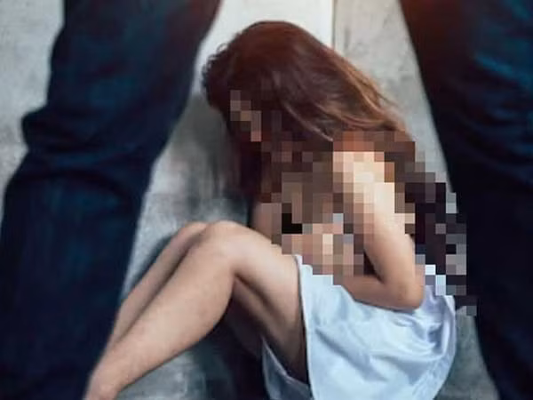 Trước đó, Cường có quan hệ tình cảm với chị Y (SN 1987, ở Hà Đông, Hà Nội). Đến tháng 2/2011, Cường và chị Y chấm dứt quan hệ. Sau đó Cường mời chị Y đến nơi ở xóm 6A, Cổ Nhuế, Từ Liêm và quan hệ tình dục với chị Y. rồi lén quay cảnh quan hệ tình dục và đe doạ đưa lên mạng bôi nhọ danh dự, khủng bố tinh thần, ép chị Y phải quan hệ tình dục với Cường nhiều lần (Ảnh minh họa).