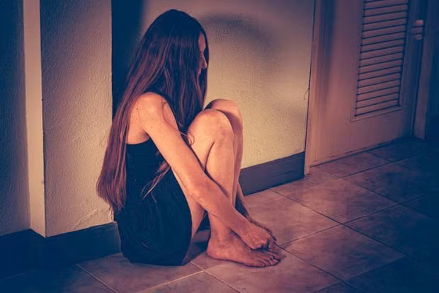 Ngày 22/7, tại nhà nghỉ H.S (thuộc phường Nghĩa Phú, thị xã Gia Nghĩa), khi đang nhận 3 triệu đồng và chuẩn bị giao cấu với chị H., T. bị lực lượng công an bắt quả tang (Ảnh minh họa).