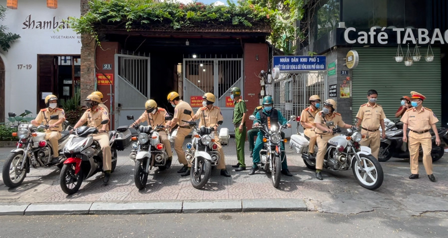 Lực lượng thuộc Công an quận Trung tâm TP HCM ra quân xử lý vi phạm chỉ thị 16.